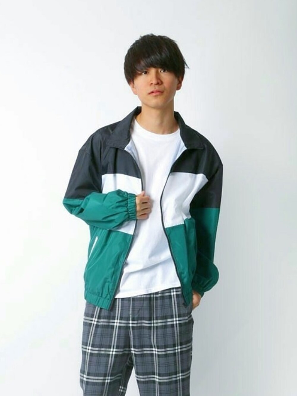 「春コーデ、韓国風コーデ、韓国風、プチプラ、ワイドパンツ、ナイロンジャケット、大人カジュアル、チェックパンツ、ミスコン」｜「Lazarのアイテム（ナイロンジャケット、グリーン系）」を使った、まおまおさん（メンズ・180cm）の春コーディネートの1枚目の写真
