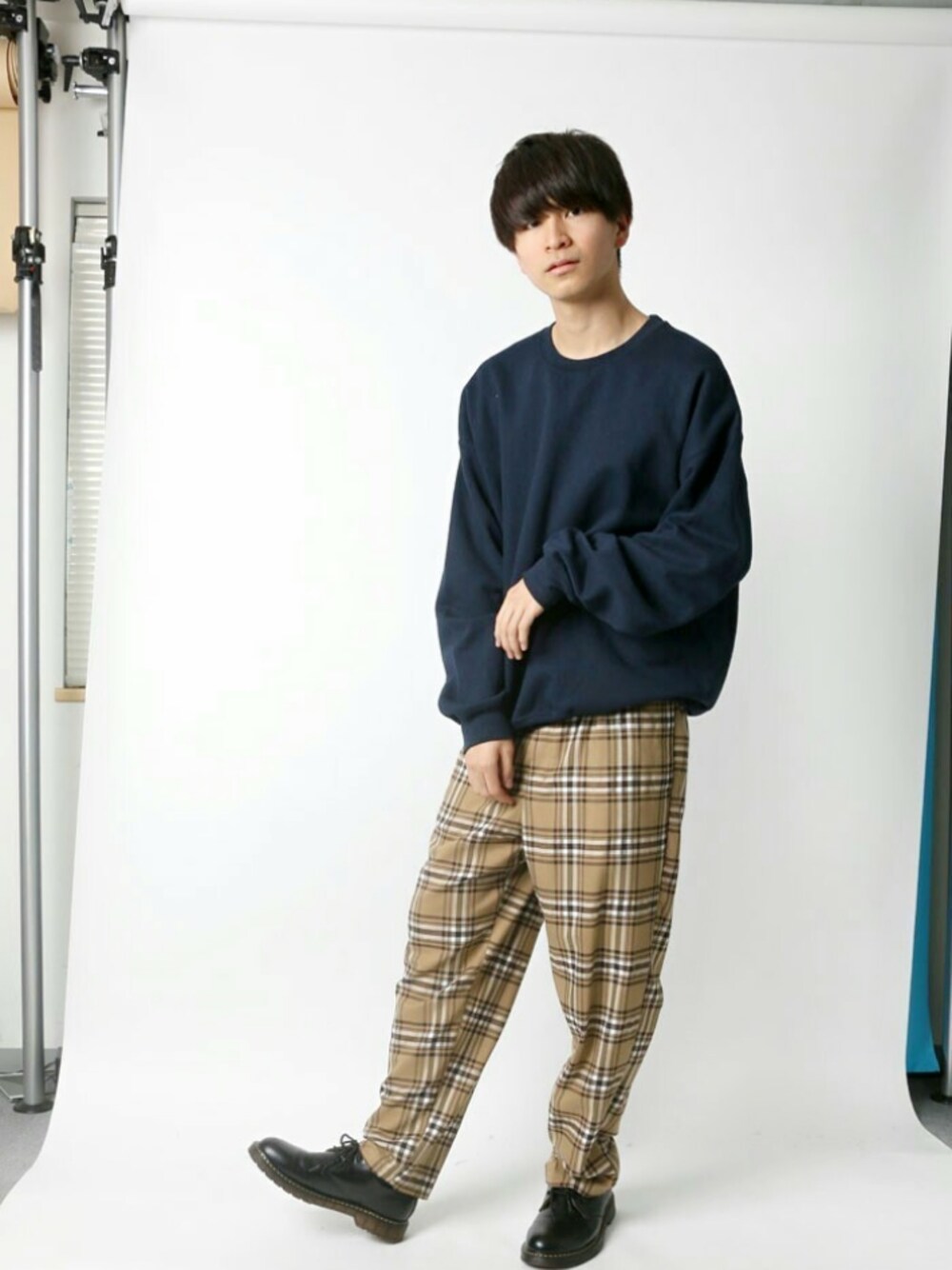 「パステル映える春、チェックパンツ、カジュアルコーデ、オーバーサイズ、はるコーデ、ootd、大学生、韓国風コーデ、相互フォロー、シンプルコーデ」｜「Lazarのアイテム（スラックス、ベージュ系）」を使った、まおまおさん（メンズ・180cm）の春コーディネートの1枚目の写真