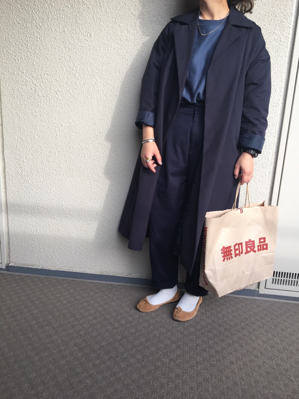 ブルー系のステンカラーコート、ブルー系のスウェット、ブルー系のその他パンツを着用したレディースの秋コーディネートの1枚目の写真