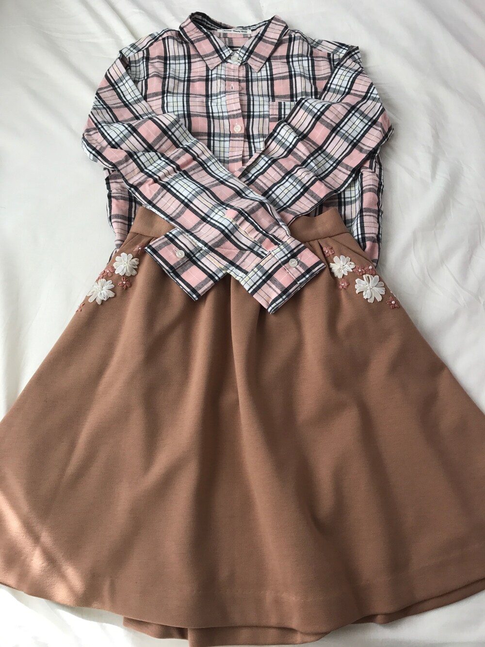 「チェックシャツ、ピンク、サックスブルー、ダウンコート、刺繍、ブーティ」｜「NATURAL BEAUTY BASICのサッカーチェックシャツ（シャツ/ブラウス、ピンク系）」を使った、さぁさん（レディース・155cm）の冬コーディネートの1枚目の写真