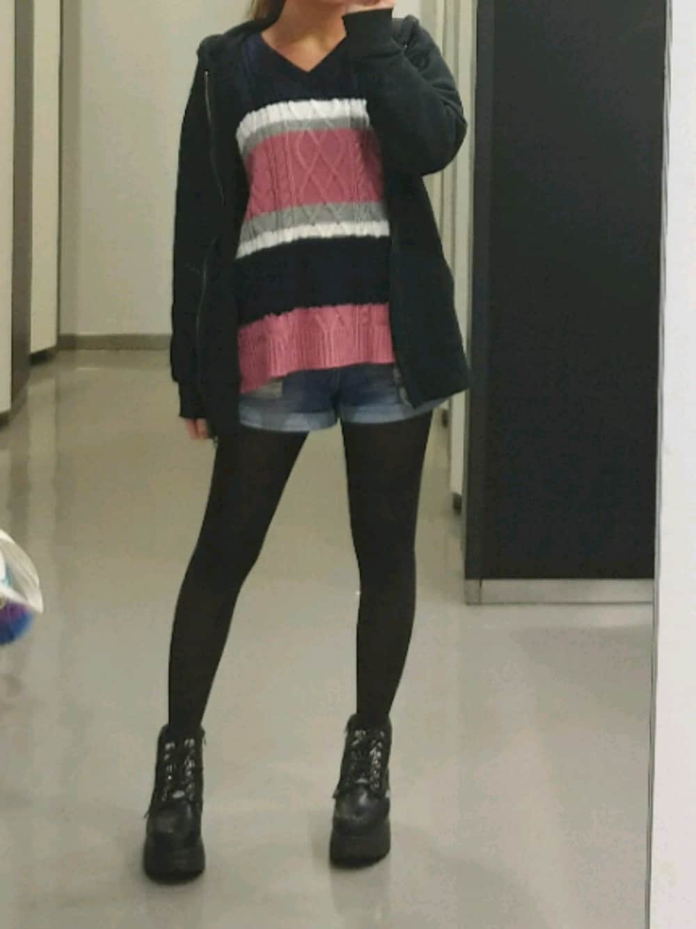 「セーター、厚底シューズ、パーカー」｜「INGNIのアイテム（ニット/セーター、ピンク系）」を使った、ruanagiさん（レディース・161cm）の秋コーディネートの1枚目の写真
