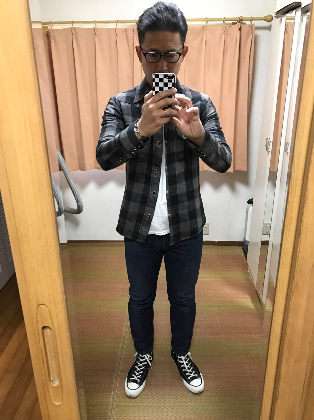 グレー系のシャツ/ブラウス、ホワイト系のTシャツ/カットソー、ブルー系のデニムパンツを着用したメンズの春コーディネートの1枚目の写真