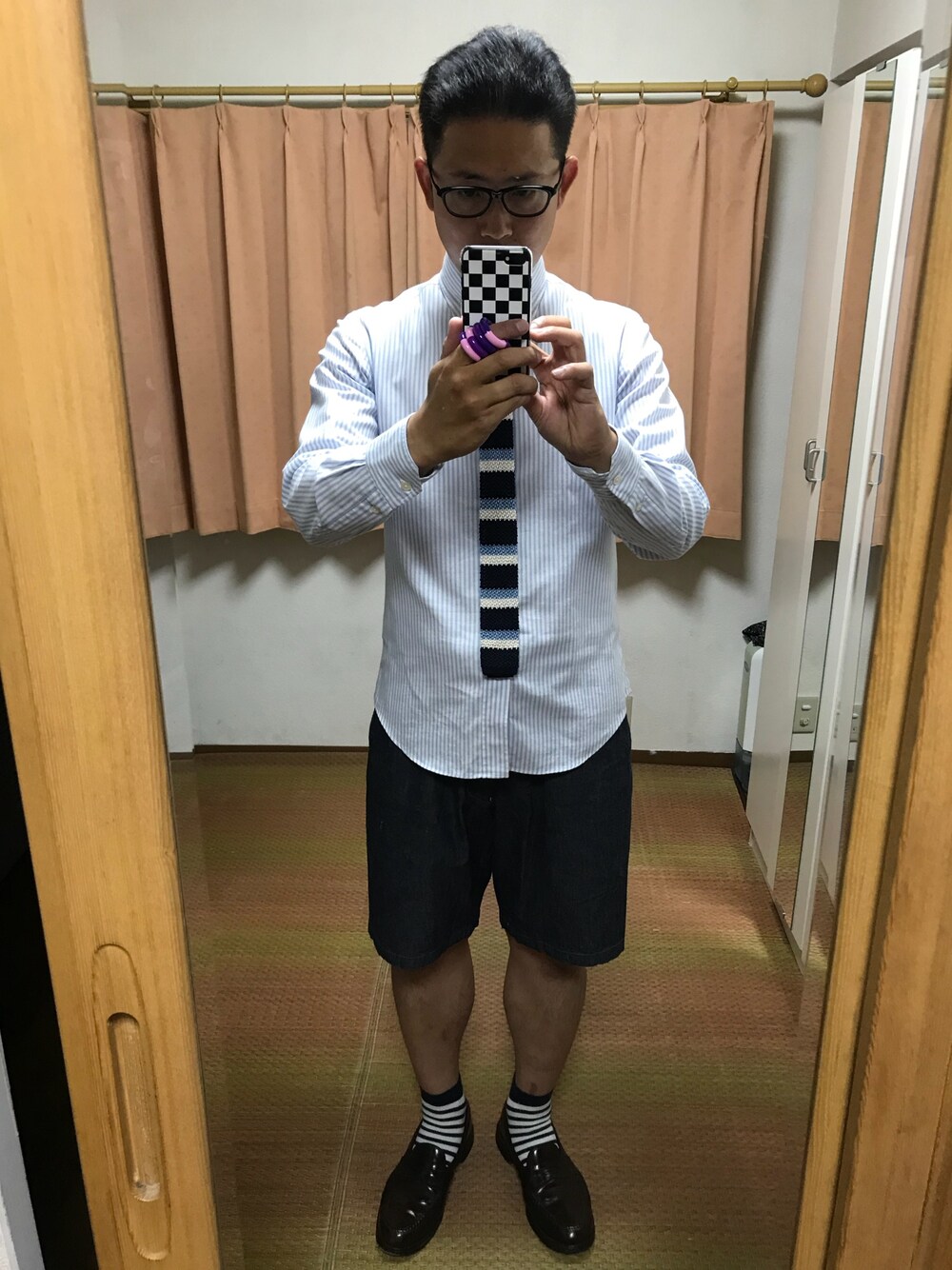 ブルー系のシャツ/ブラウス、ブルー系のネクタイ、ブルー系のデニムパンツを着用したメンズの春コーディネートの1枚目の写真