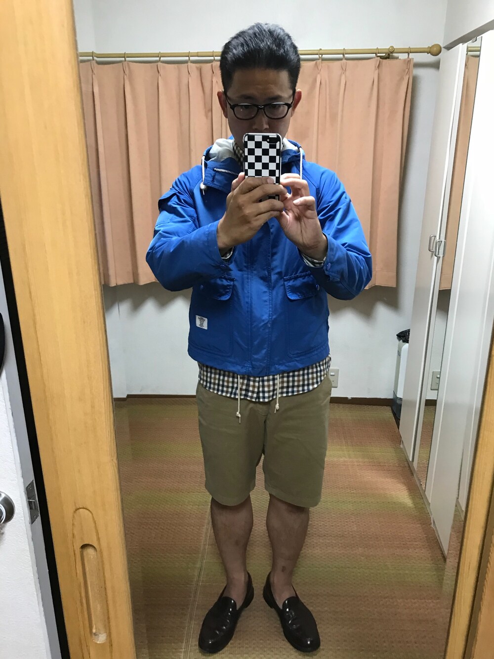 ブルー系のブルゾン、ベージュ系のシャツ/ブラウス、ベージュ系のチノパンツを着用したメンズの春コーディネートの1枚目の写真