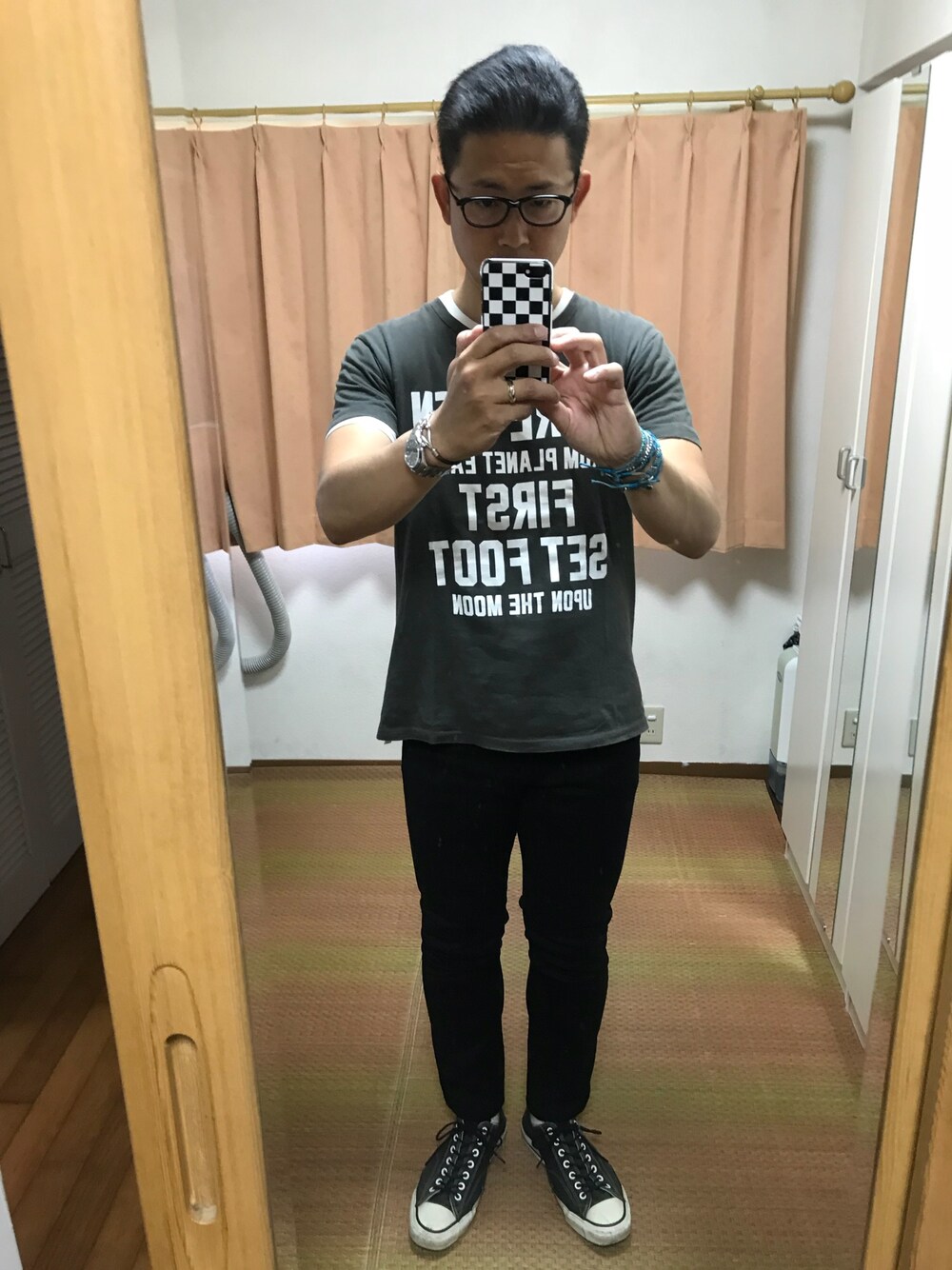 グレー系のTシャツ/カットソー、ホワイト系のTシャツ/カットソー、ブラック系のデニムパンツを着用したメンズの春コーディネートの1枚目の写真