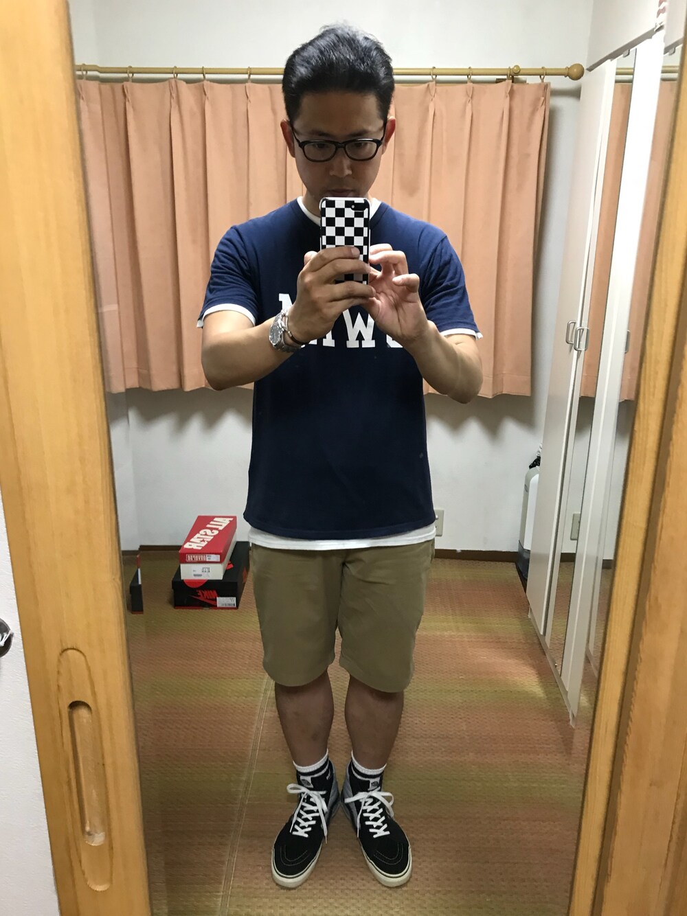 ブルー系のTシャツ/カットソー、ホワイト系のTシャツ/カットソー、ベージュ系のその他パンツを着用したメンズの春コーディネートの1枚目の写真