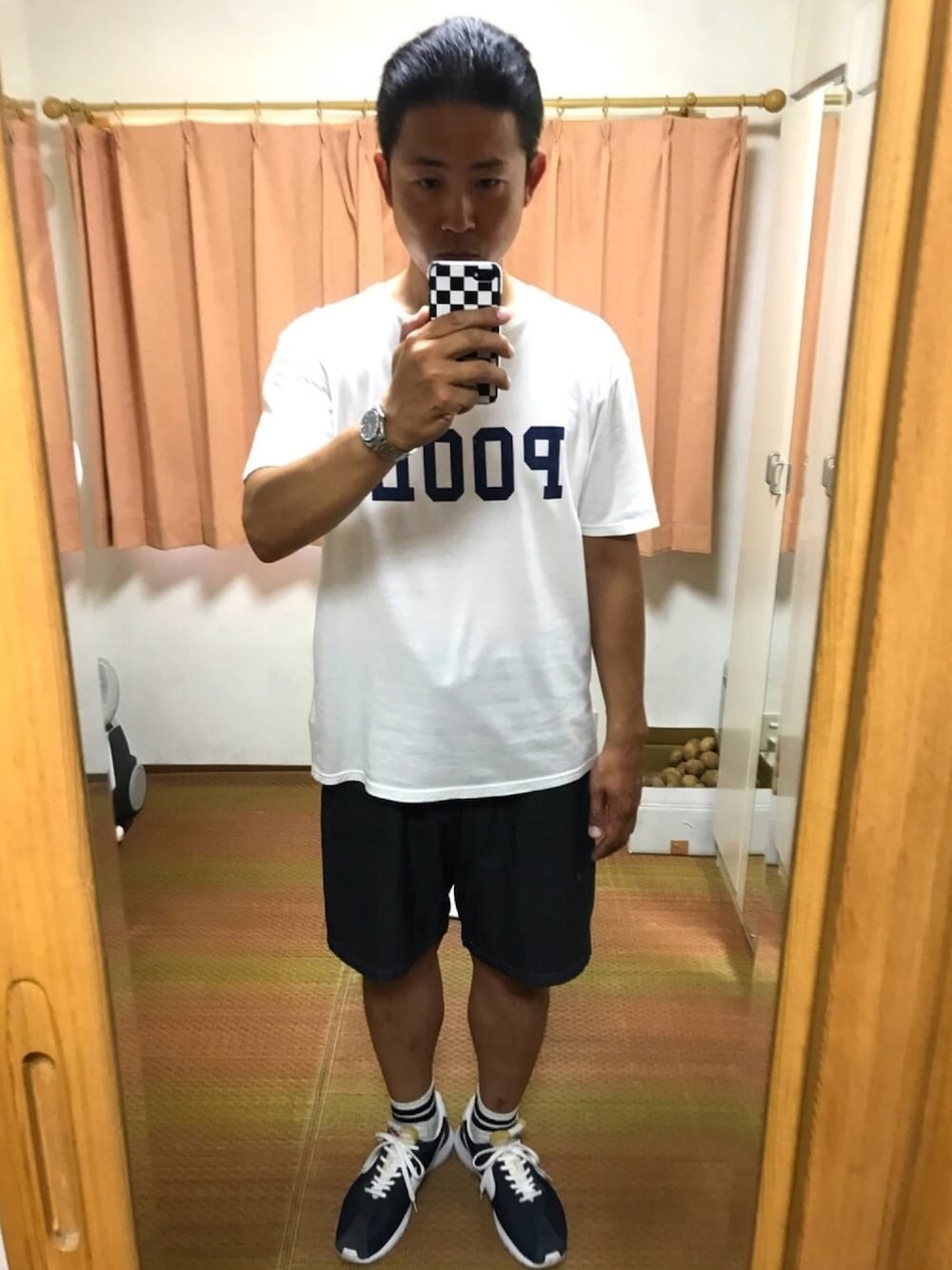 ホワイト系のTシャツ/カットソー、ブルー系のその他パンツ、ブルー系のスニーカーを着用したメンズの夏コーディネートの1枚目の写真
