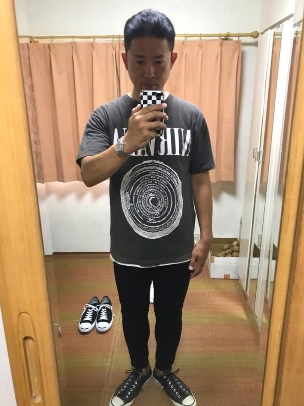 グレー系のTシャツ/カットソー、ホワイト系のTシャツ/カットソー、ブラック系のその他パンツを着用したメンズの夏コーディネートの1枚目の写真