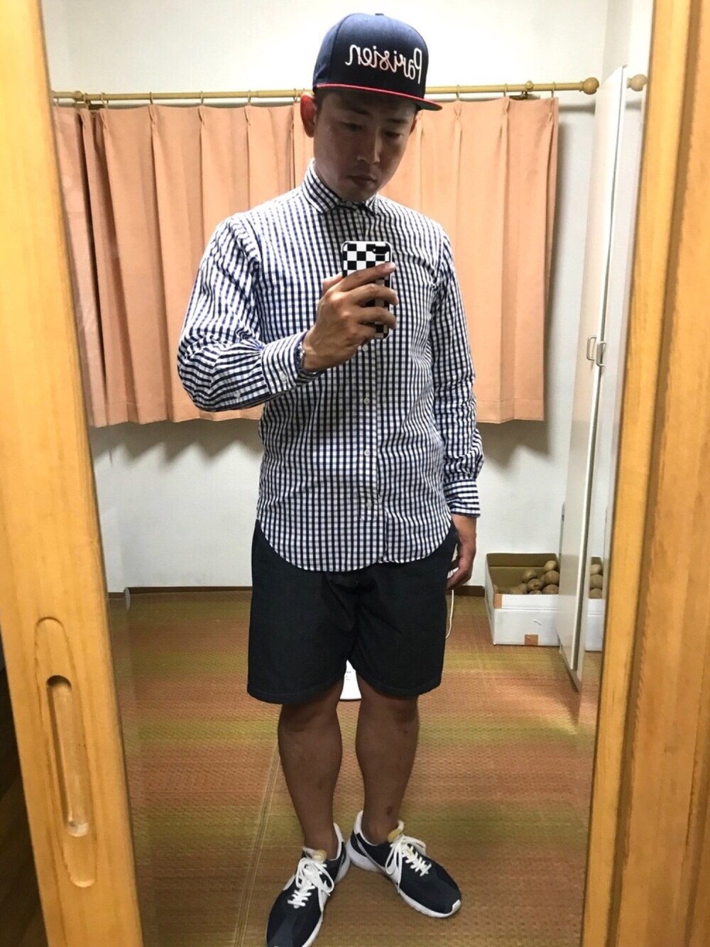 ブルー系のシャツ/ブラウス、ブルー系のその他パンツ、ブルー系のスニーカーを着用したメンズの夏コーディネートの1枚目の写真