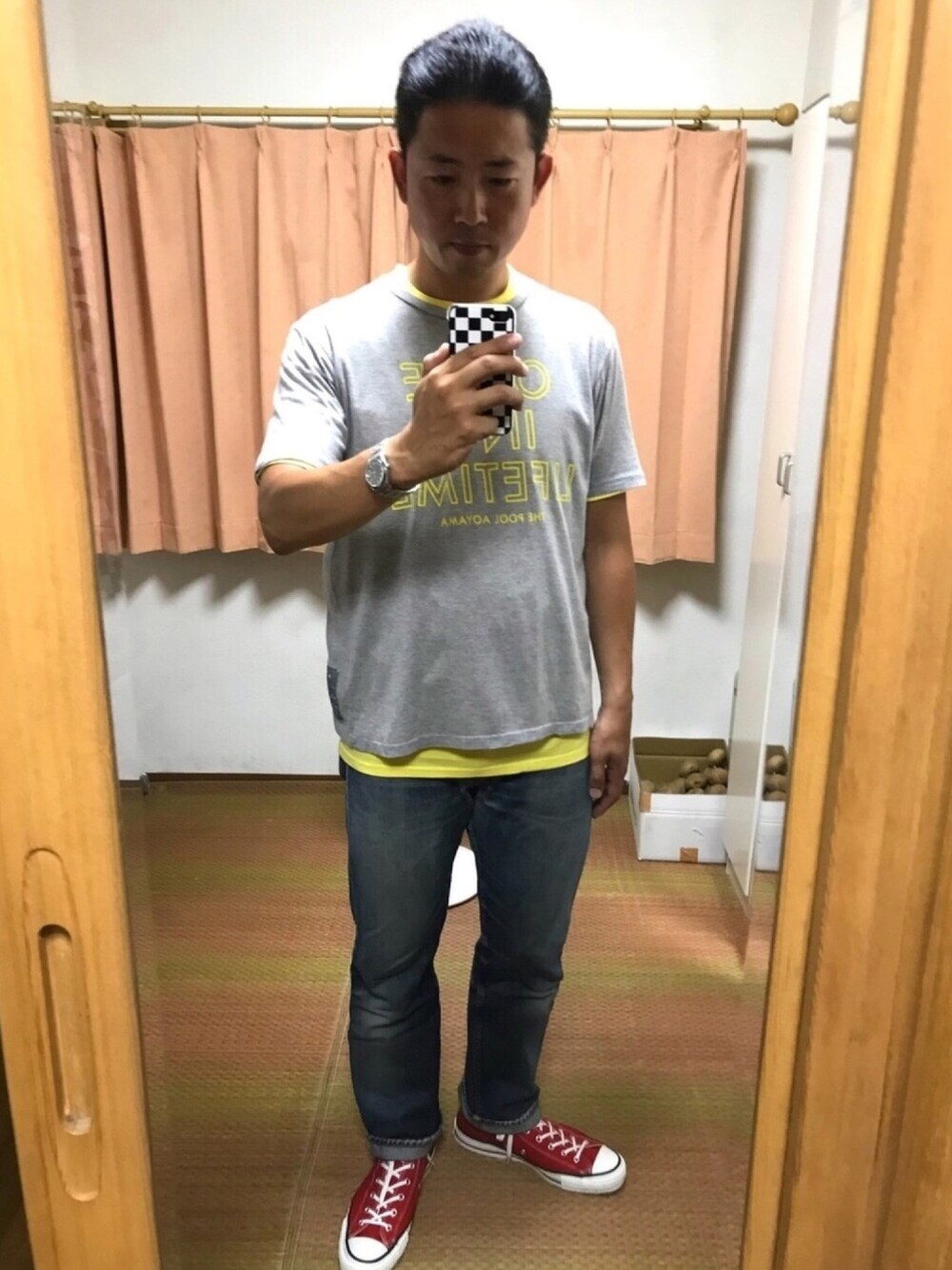 グレー系のTシャツ/カットソー、イエロー系のTシャツ/カットソー、ブルー系のデニムパンツを着用したメンズの夏コーディネートの1枚目の写真