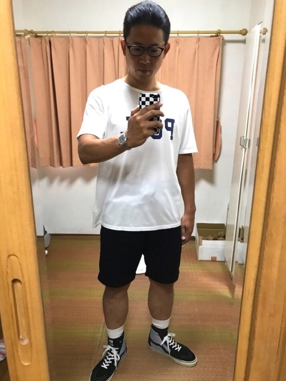 ホワイト系のTシャツ/カットソー、ブラック系のその他パンツ、ブラック系のスニーカーを着用したメンズの夏コーディネートの1枚目の写真