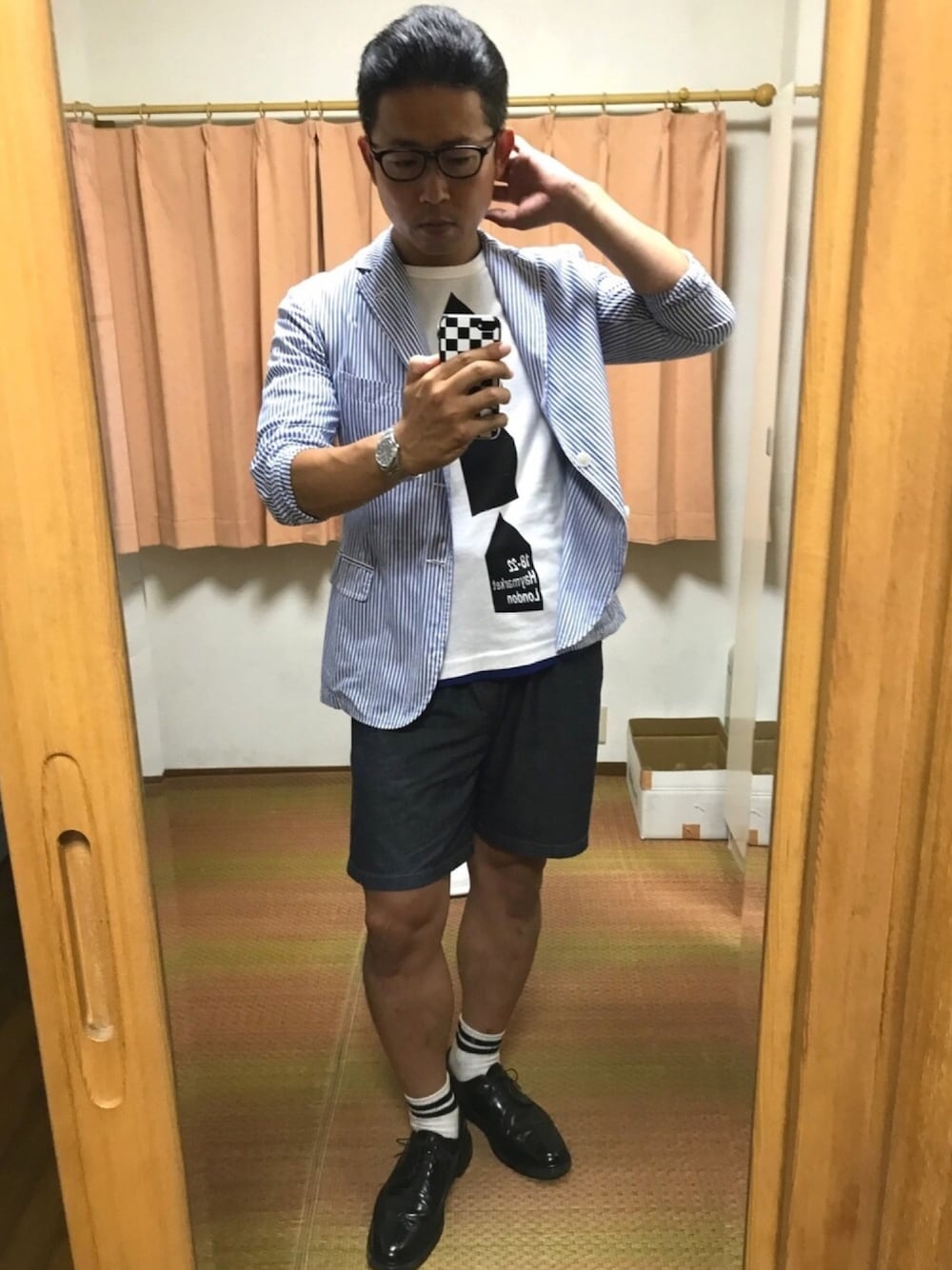 ブルー系のテーラードジャケット、ホワイト系のTシャツ/カットソー、ブルー系のその他パンツを着用したメンズの夏コーディネートの1枚目の写真