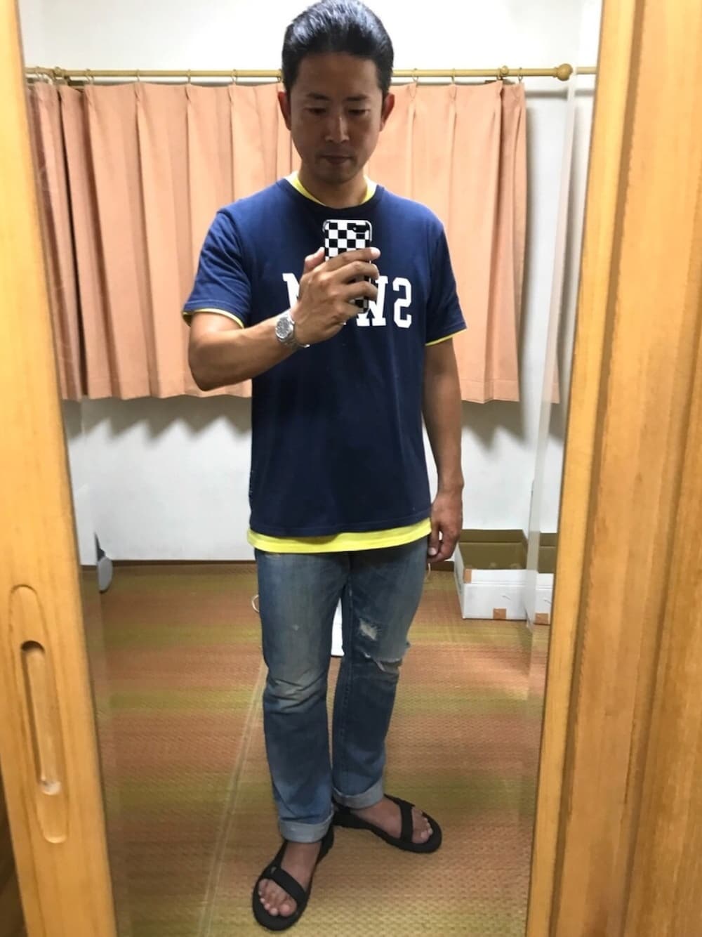 ブルー系のTシャツ/カットソー、イエロー系のTシャツ/カットソー、ブルー系のデニムパンツを着用したメンズの夏コーディネートの1枚目の写真