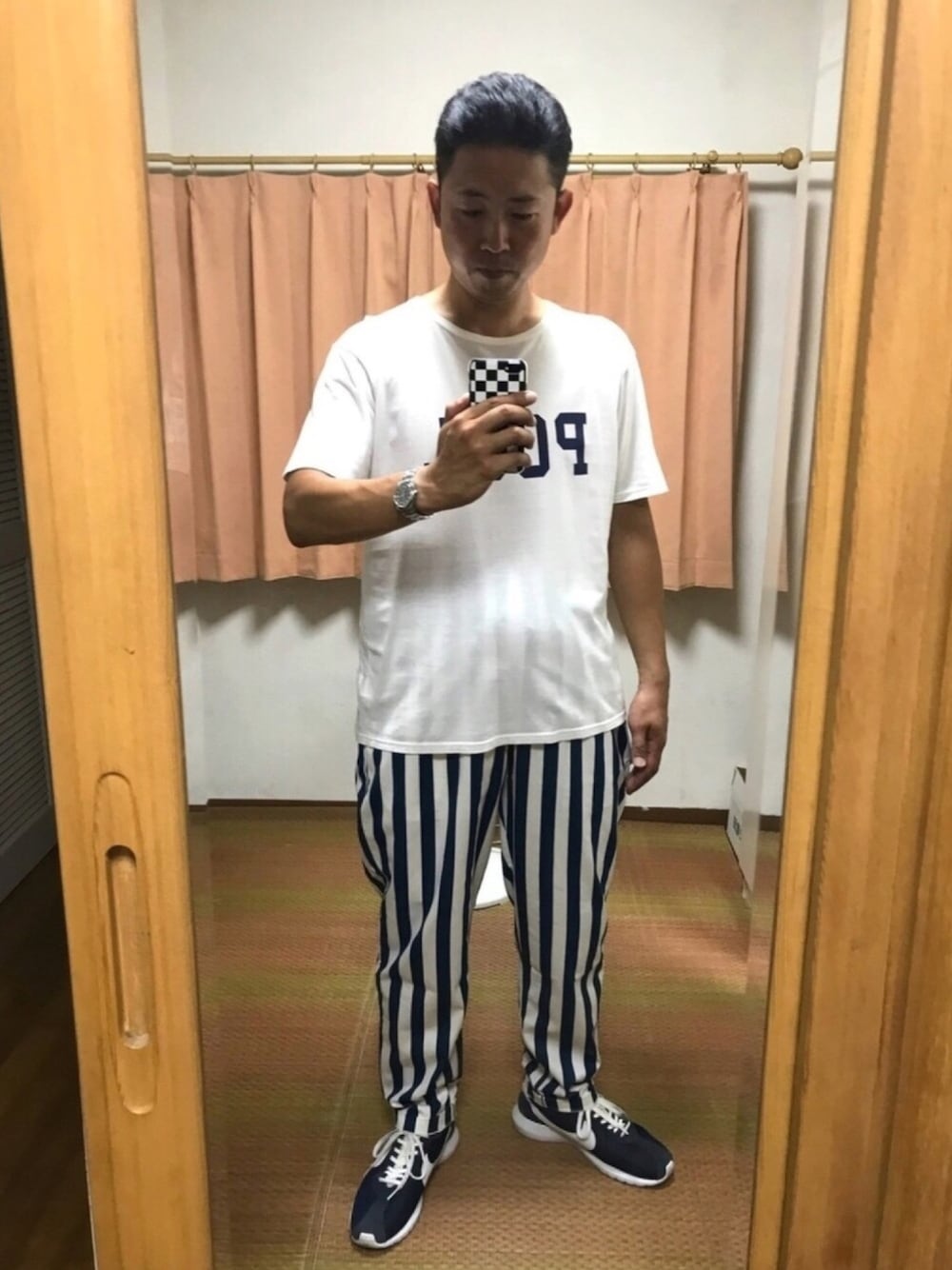 ホワイト系のTシャツ/カットソー、ホワイト系のその他パンツ、ブルー系のスニーカーを着用したメンズの夏コーディネートの1枚目の写真