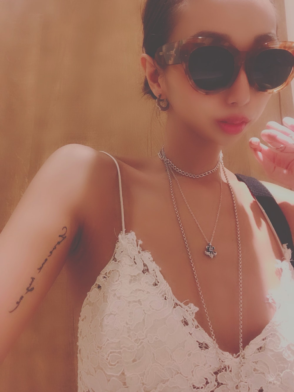 「シンプルコーデ、オトナカジュアル、きれいめカジュアル、ootd、ZARA、CELINE、デニム、サングラス、シルバーアクセサリー」｜「ZARAのアイテム（キャミソール、ホワイト系）」を使った、Reimyさん（レディース・165cm）の夏コーディネートの1枚目の写真