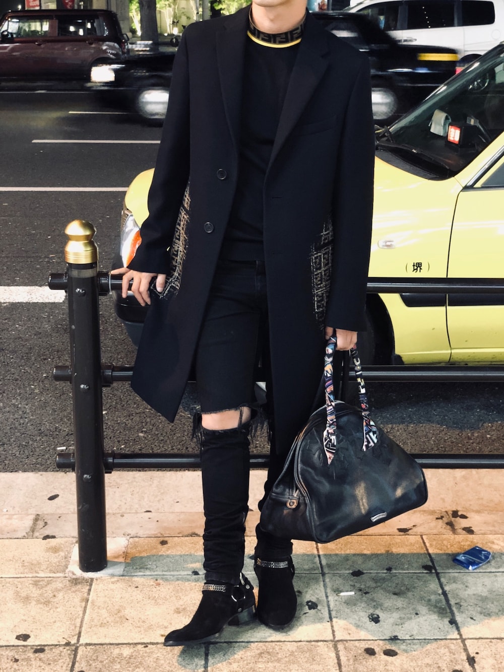「FENDI、mnml、Saint Laurent、Chrome Hearts、チェスターコート、おしゃれさんと繋がりたい、秋のコーデ、きれいめカジュアル、ブラック、スキニーデニム」｜「FENDIのアイテム（チェスターコート、ブラック系）」を使った、桐谷翔流さん（メンズ・170cm）の秋コーディネートの1枚目の写真