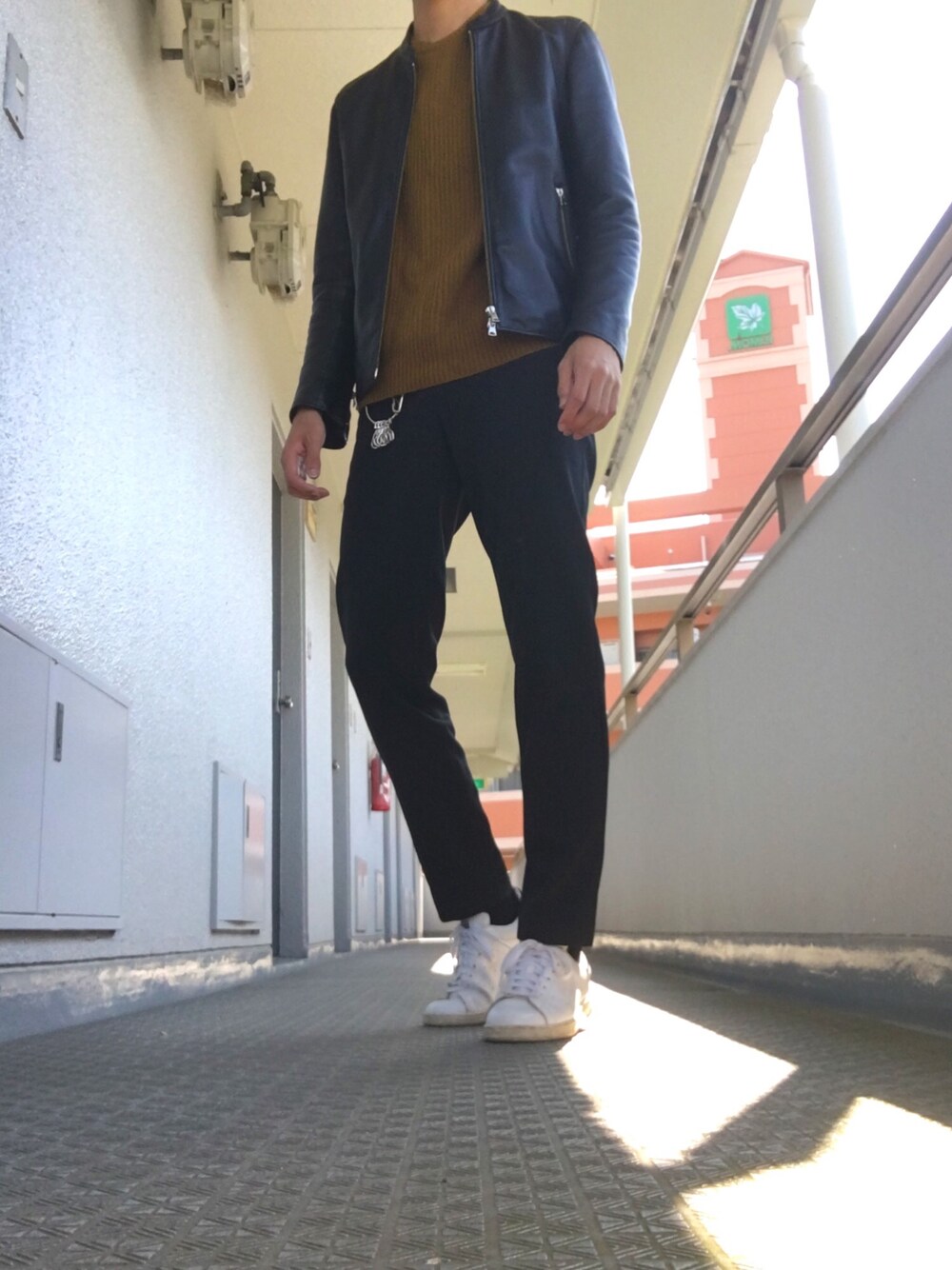 「秋コーデ、スラックス、黒、キーリング、ライダース」｜「STUDIOUSのSTUDIOUS ソフトラムシングルライダース-made in japan-（ライダースジャケット、ブラック系）」を使った、りょうさん（メンズ・176cm）の秋コーディネートの1枚目の写真