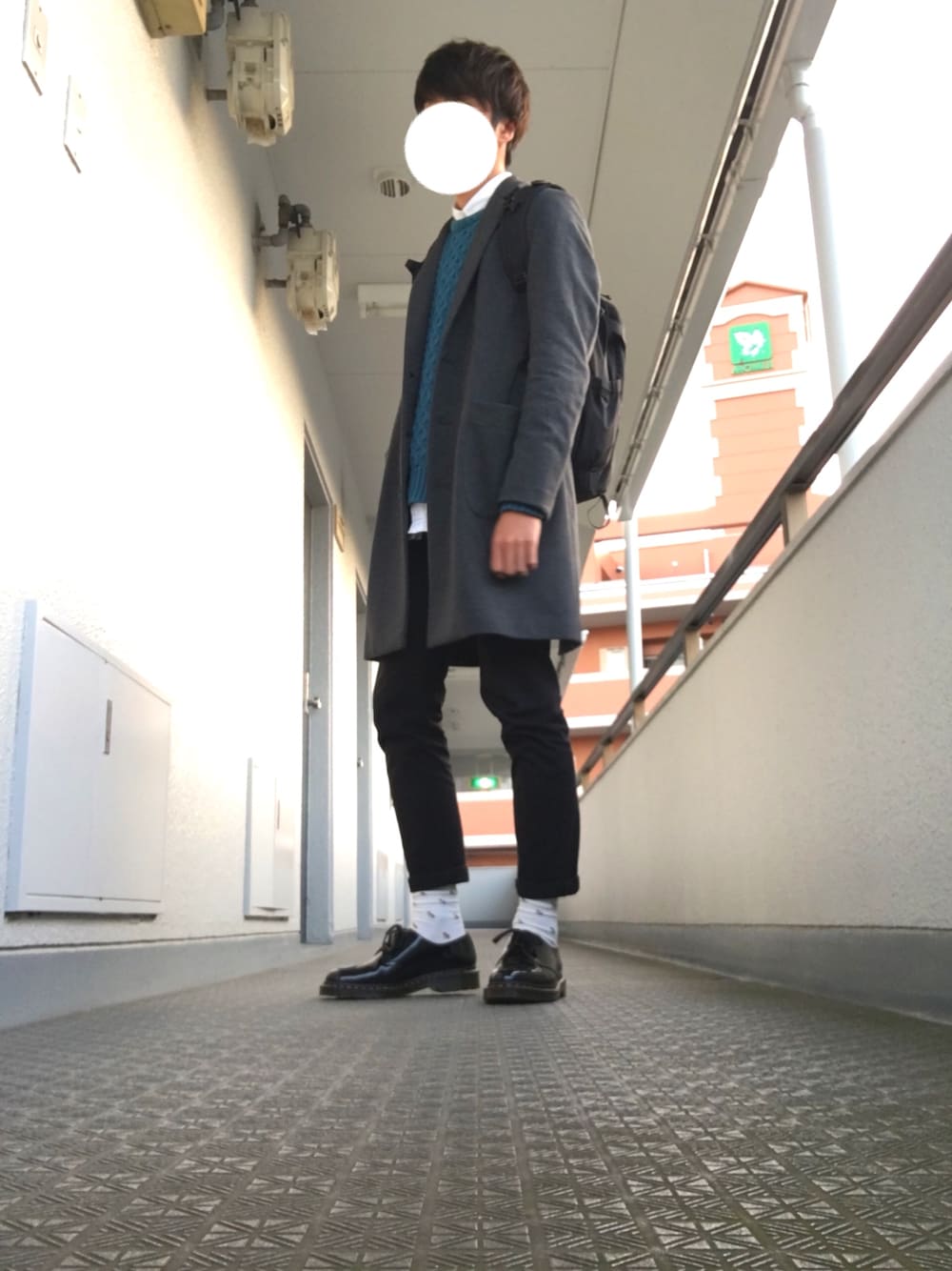 「秋コーデ、UNIQLO、ニット、チェスターコート、Dr.Martens、オトナカジュアル、キレイめ」｜「RAGEBLUEのポンチチェスターコート/732684（チェスターコート、グレー系）」を使った、りょうさん（メンズ・176cm）の秋コーディネートの1枚目の写真