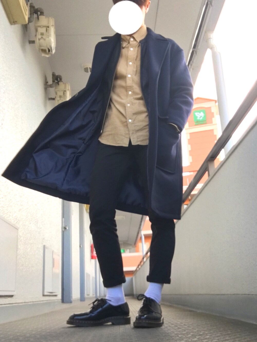 「オーバーサイズ、大学生、シンプル、ビッグシルエット、スキニー、オーバーコート、ライダース、アウターオンアウター」｜「LIDNMのエアーメルトンオーバーコート（チェスターコート、ブルー系）」を使った、りょうさん（メンズ・177cm）の冬コーディネートの1枚目の写真