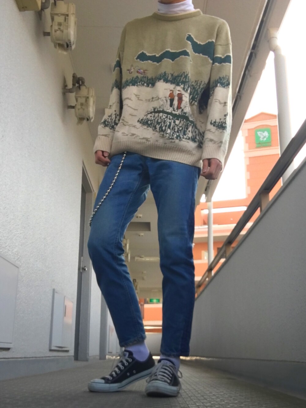 「カジュアル、スニーカー、デニム、古着MIX、converse、春、刺繍」｜「古着のアイテム（ニット/セーター、ベージュ系）」を使った、りょうさん（メンズ・177cm）の冬コーディネートの1枚目の写真