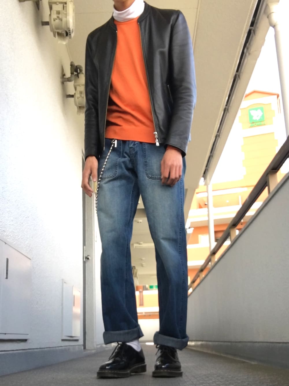 「シンプル、春コーデ、カジュアル、お洒落さんとつながりたい、革靴、ユニクロ、ワイドパンツ、ワイドデニム、ライダース、Dr.Martens」｜「STUDIOUSのSTUDIOUS ソフトラムシングルライダース-made in japan-（ライダースジャケット、ブラック系）」を使った、りょうさん（メンズ・177cm）の冬コーディネートの1枚目の写真
