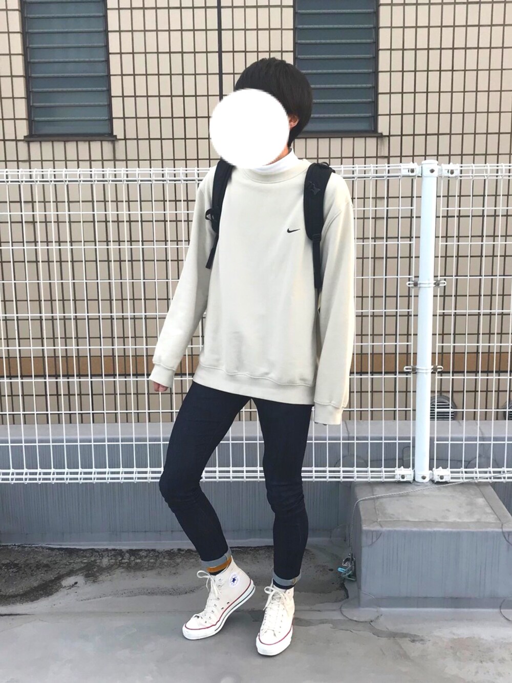 「春コーデ、シンプル、カジュアル、コンバース、ロールアップ、LIDnM、スキニーデニム、NIKE、靴下屋」｜「NIKEのアイテム（スウェット、ベージュ系）」を使った、りょうさん（メンズ・177cm）の春コーディネートの1枚目の写真