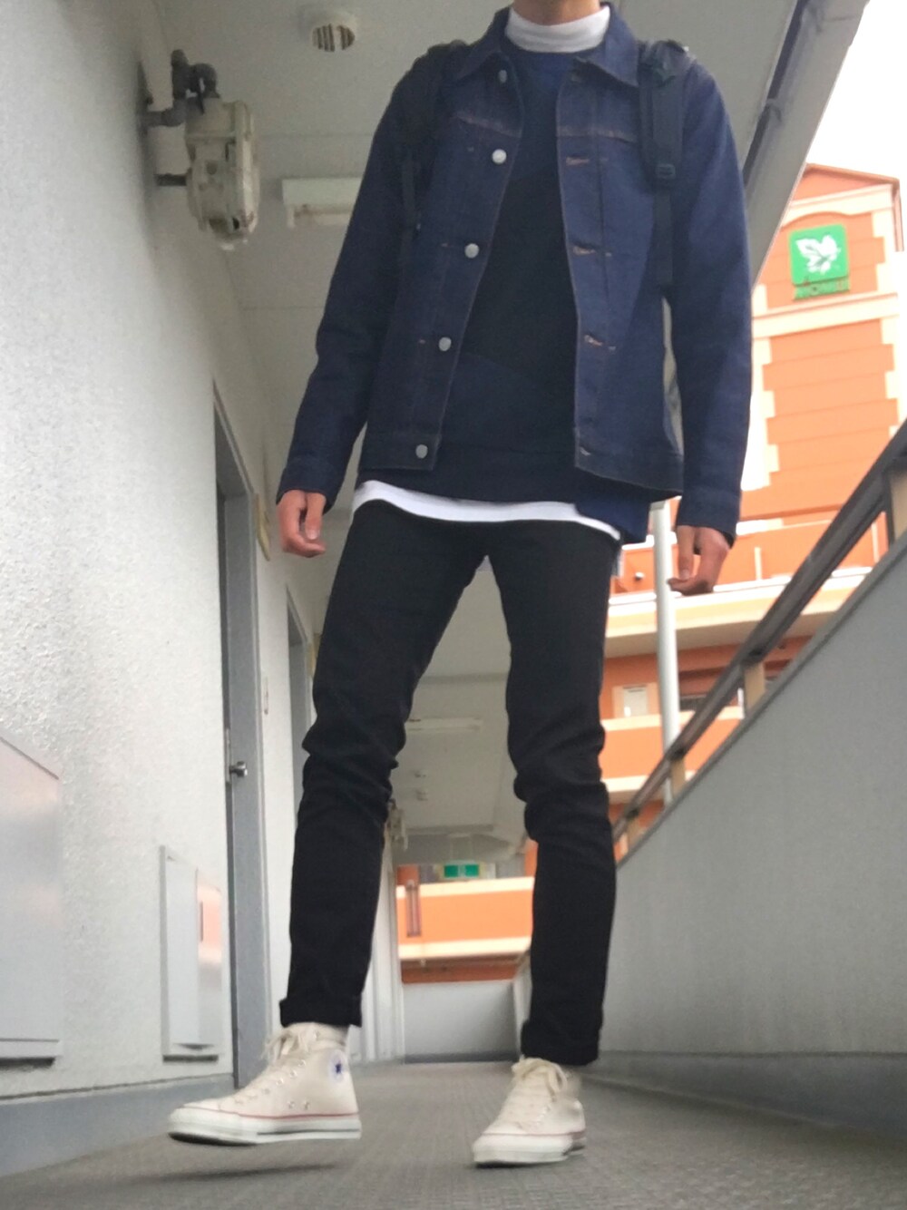 「春コーデ、シンプル、大学生、ロールアップ、黒スキニー、デニムジャケット、無印良品、コンバース、カジュアル、春」｜「無印良品のアイテム（デニムジャケット、ブルー系）」を使った、りょうさん（メンズ・177cm）の春コーディネートの1枚目の写真