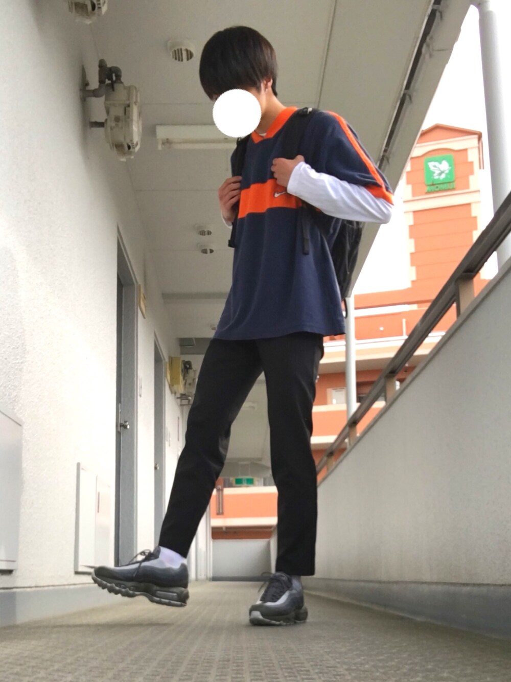 「春、カジュアルコーデ、大学生、プチプラ、黒、GU、ナイキスニーカー、古着MIX、白Tシャツ、リュック」｜「NIKEのアイテム（Tシャツ/カットソー、オレンジ系）」を使った、りょうさん（メンズ・177cm）の春コーディネートの1枚目の写真