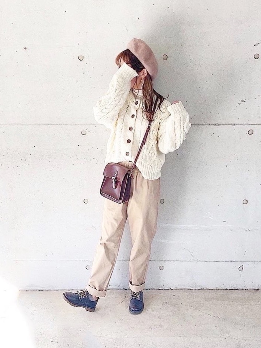ホワイト系のカーディガン/ボレロ、ブラウン系のショルダーバッグ、ベージュ系のその他パンツを着用したレディースの冬コーディネートの1枚目の写真