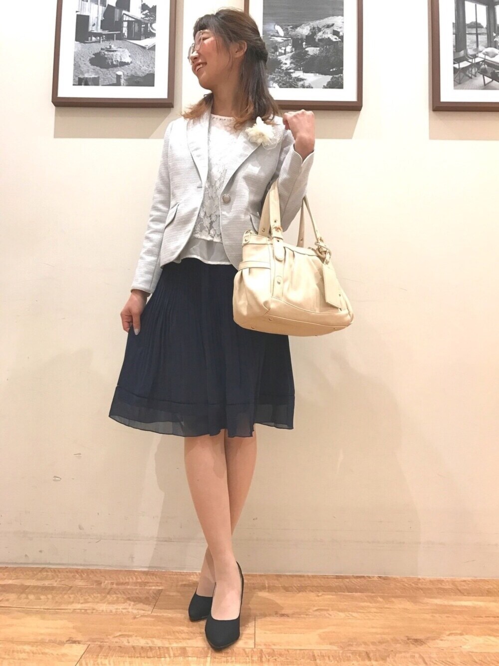 「セレモニー、入学式、卒業式、ママコーデ、テーラードジャケット、グレー、ラメ、シフォンスカート、ネイビー、コサージュ」｜「SHOO・LA・RUEの2WAYパスケース付きトートバッグ（トートバッグ、ホワイト系）」を使った、Ayumiさん（レディース・168cm）の冬コーディネートの1枚目の写真