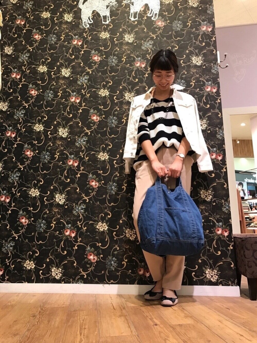「カジュアルコーデ、春コーデ、Gジャン、ホワイト、ボーダートップス、テーパードパンツ、トートバッグ、デニム、パンプス、ヘアアレンジ」｜「Cutie BlondeのVネック刺繍ニットプルオーバー（ニット/セーター、ブラック系）」を使った、Ayumiさん（レディース・168cm）の冬コーディネートの1枚目の写真