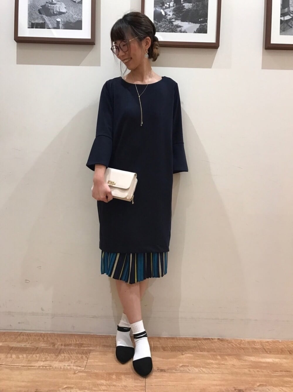「はるコーデ、春、シンプル、ワンピース、袖フレア、ネイビー、プリーツスカート、パーティースタイル、靴下、ヘアアレンジ」｜「ヘアアレンジ💚のアイテム（ヘアアクセサリー、その他）」を使った、Ayumiさん（レディース・168cm）の春コーディネートの1枚目の写真