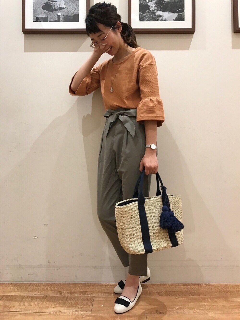「カジュアルコーデ、大人カジュアル、オトナ女子、シンプル、フレアスリーブ、テーパードパンツ、ペッタンコ靴、ペーパーバッグ、トートバッグ、タッセル」｜「DRESKIPのベルトリボン付きテーパードパンツ（その他パンツ、グリーン系）」を使った、Ayumiさん（レディース・168cm）の春コーディネートの1枚目の写真