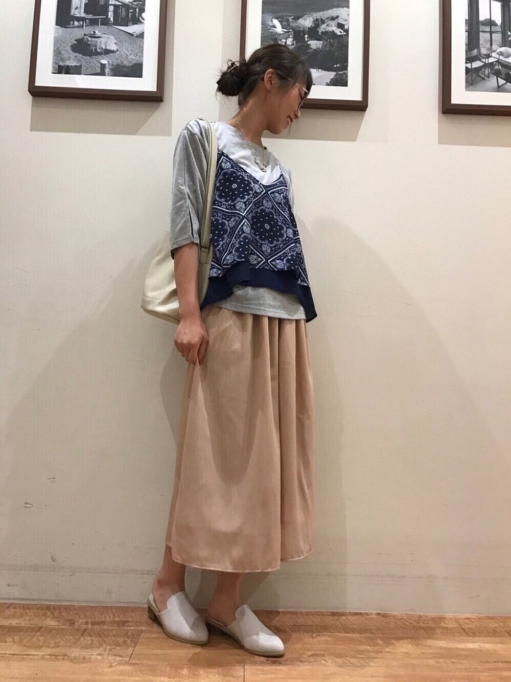 グレー系のサンダル、ピンク系のその他パンツ、ブルー系のトップスを着用したレディースの春コーディネートの1枚目の写真