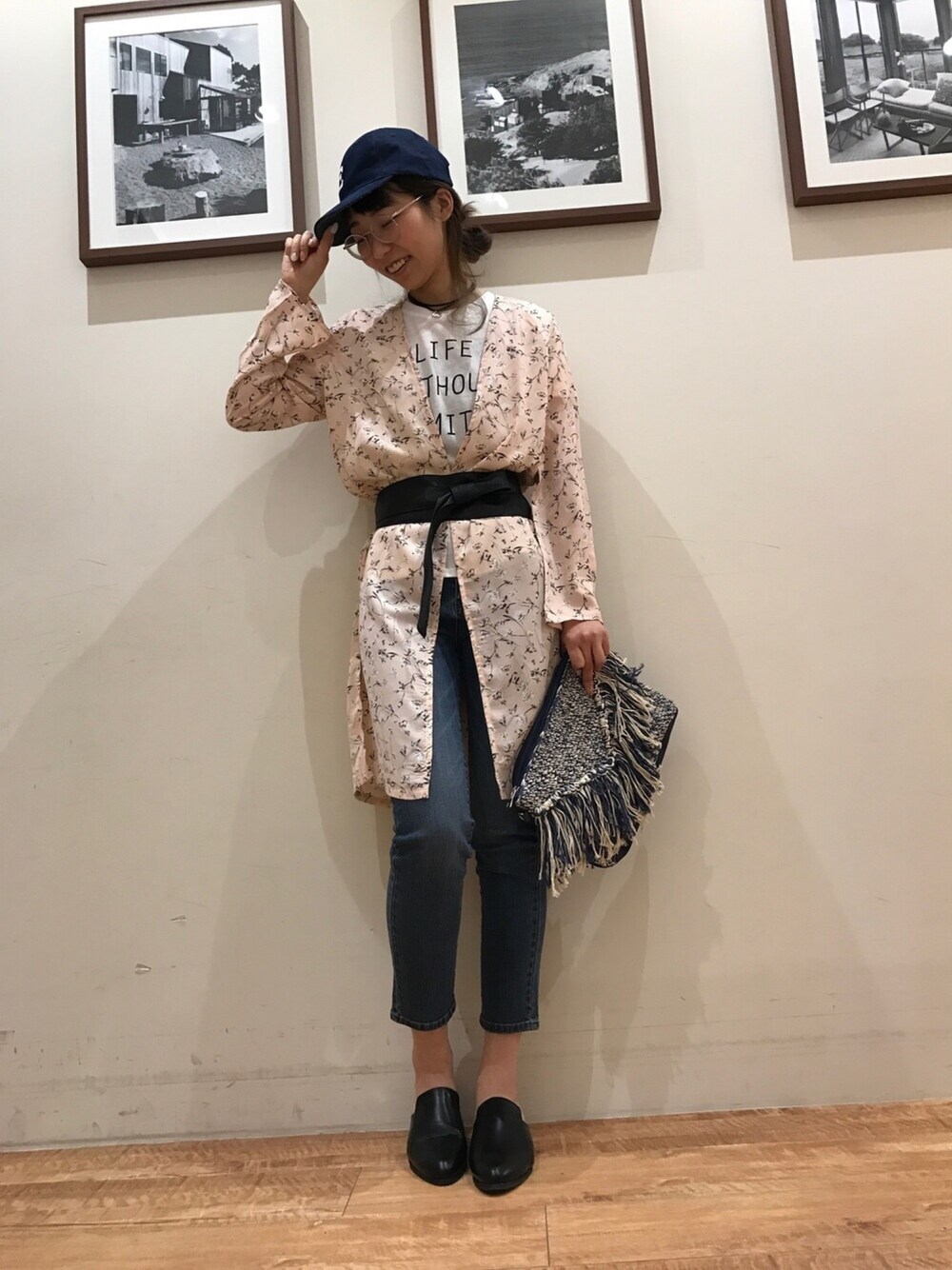 ピンク系のその他トップス、ブルー系のデニムパンツ、ブラック系のサンダルを着用したレディースの春コーディネートの1枚目の写真