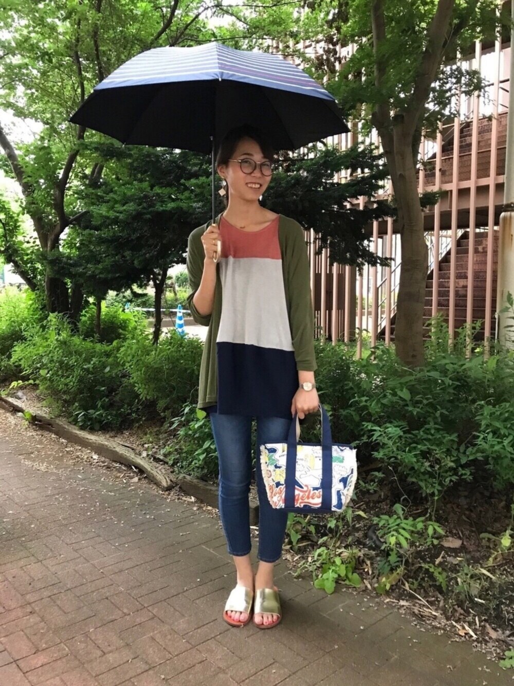 「シューラルー、カジュアルコーデ、プチプラ、雨の日コーデ、傘、カーディガン、デニムパンツ、ストレッチパンツ、サンダル、ミニトート」｜「SHOO・LA・RUEの【晴雨兼用】マリンボーダー長傘（長傘、ブルー系）」を使った、Ayumiさん（レディース・168cm）の夏コーディネートの1枚目の写真
