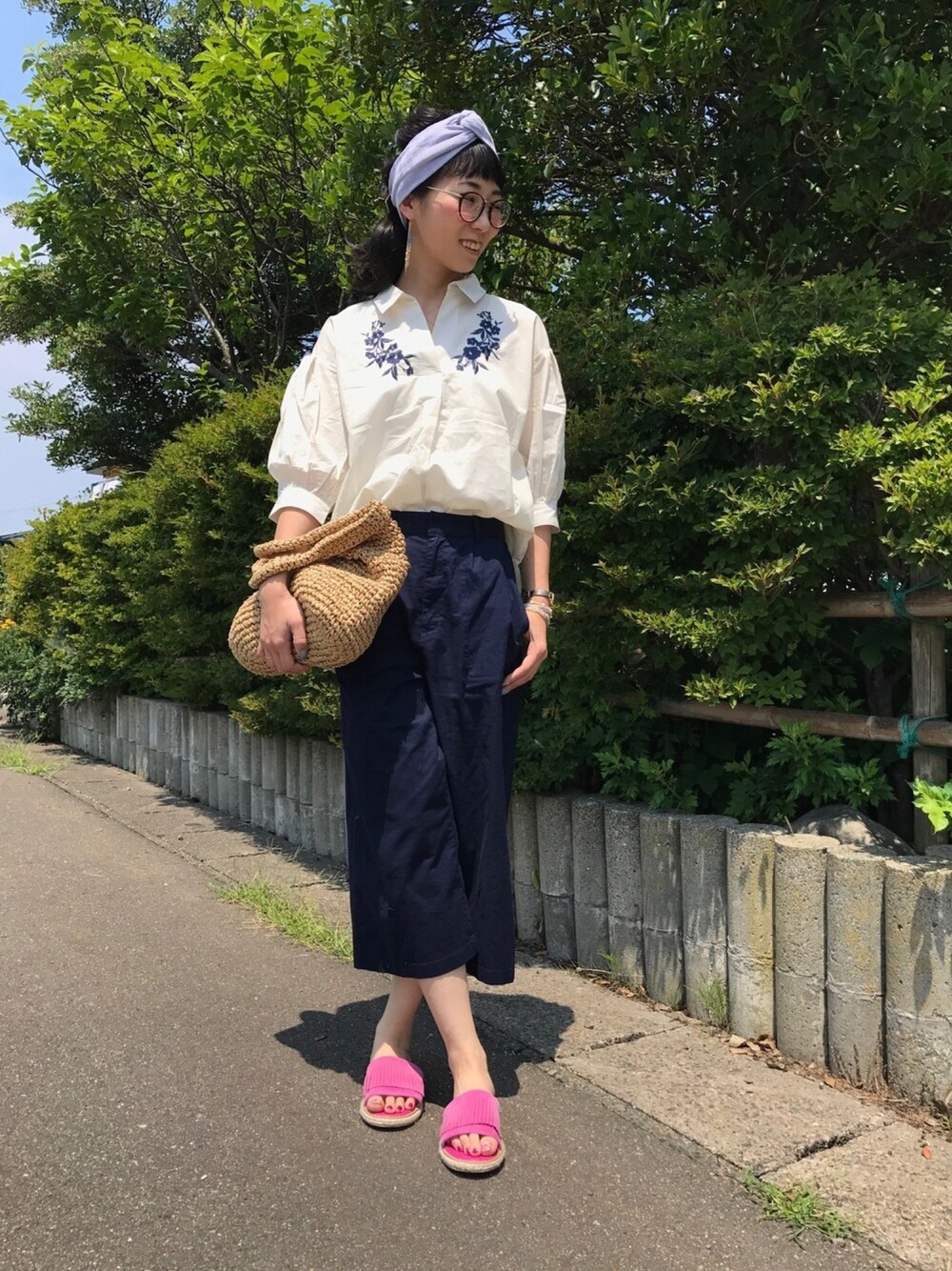 ブルー系のその他パンツ、ベージュ系のシャツ/ブラウス、ピンク系のサンダルを着用したレディースの夏コーディネートの1枚目の写真