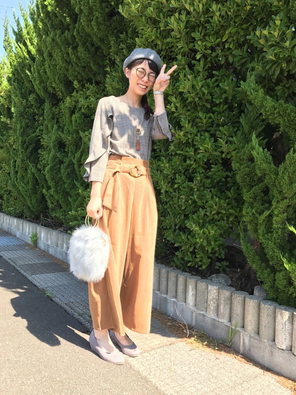 「秋コーデ、大人カジュアル、レトロ、グレンチェック、袖フリル、シューラルー、プチプラ、ベレー帽、ファー小物、キャメル」｜「DRESKIPのスエード調丸カンベルトワイドパンツ（その他パンツ、ブラウン系）」を使った、Ayumiさん（レディース・168cm）の秋コーディネートの1枚目の写真