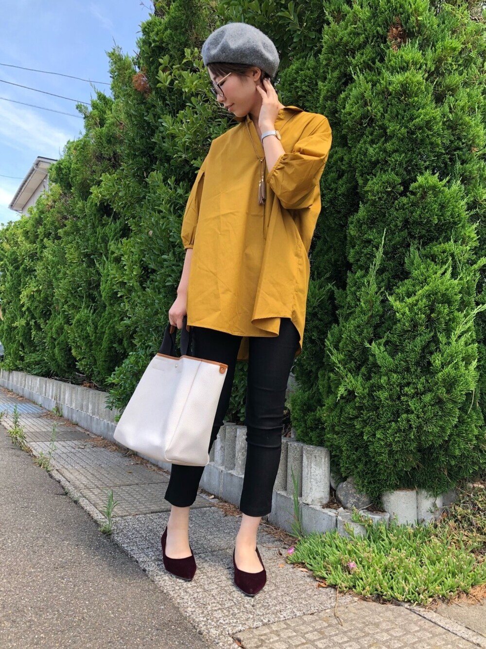 「シューラルー、パンツスタイル、秋のコーデ、シャツスタイル、秋カラー、ベレー帽、大人カジュアル、プチプラコーデ、マスタード」｜「SHOO・LA・RUEのウルトラストレッチスリムパンツ（その他パンツ、ブラック系）」を使った、Ayumiさん（レディース・168cm）の夏コーディネートの1枚目の写真