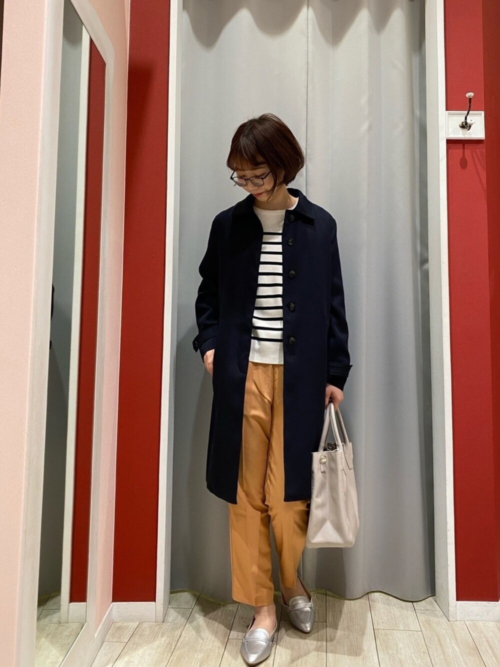 「シューラルー、春カラースタイル、着回し抜群、ボーダー、テーパードパンツ、ステンカラーコート、シルバー、メガネ女子、高身長女子、大人コーデ」｜「DRESKIPの【S-LL/ガンガン洗える】ブライトオーガニックコットン金ボタン使いニット（ニット/セーター、ブルー系）」を使った、Ayumiさん（レディース・168cm）の春コーディネートの1枚目の写真