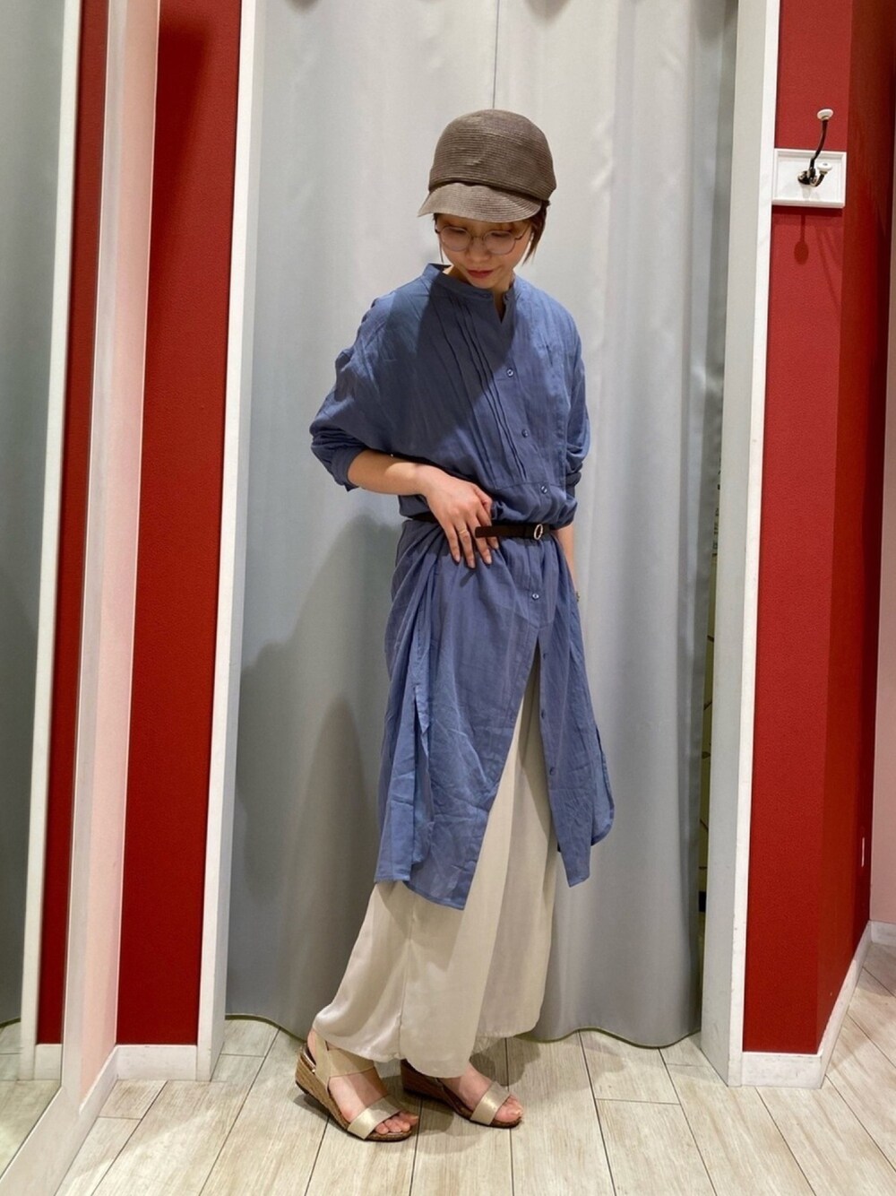 「シューラルー、休日スタイル、着回しコーデ、コットンワンピース、シャツワンピ、ウエストマーク、ワイドパンツ、サテンパンツ、サンダル、高身長女子」｜「SHOO・LA・RUEの【S-3L】綿シフォンピンタックワンピース（ワンピース、ブルー系）」を使った、Ayumiさん（レディース・168cm）の春コーディネートの1枚目の写真