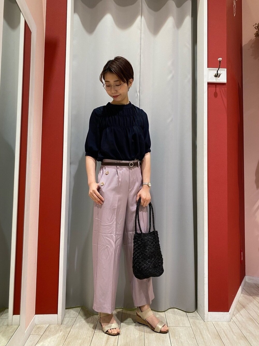 ブルー系のシャツ/ブラウス、ピンク系のその他パンツ、ゴールド系のサンダルを着用したレディースの春コーディネートの1枚目の写真