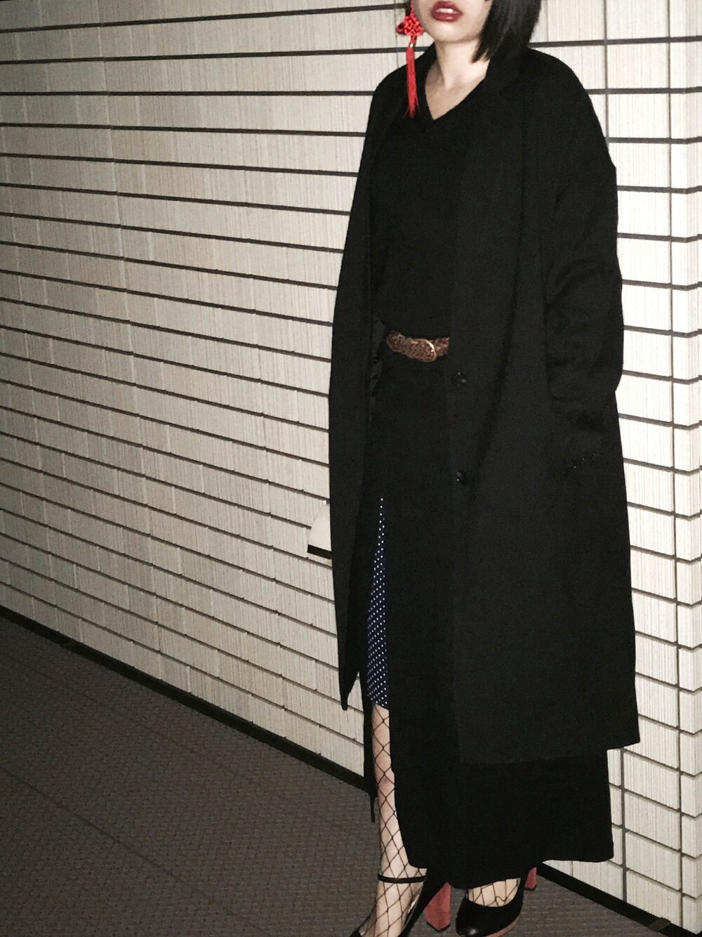 「黒、シンプルコーデ、重ね着、ジーナシス、チェスターコート、ニット、赤、編みタイツ、ドット、古着」｜「JEANASISのアイテム（チェスターコート、ブラック系）」を使った、真子さん（レディース・155cm）の春コーディネートの1枚目の写真