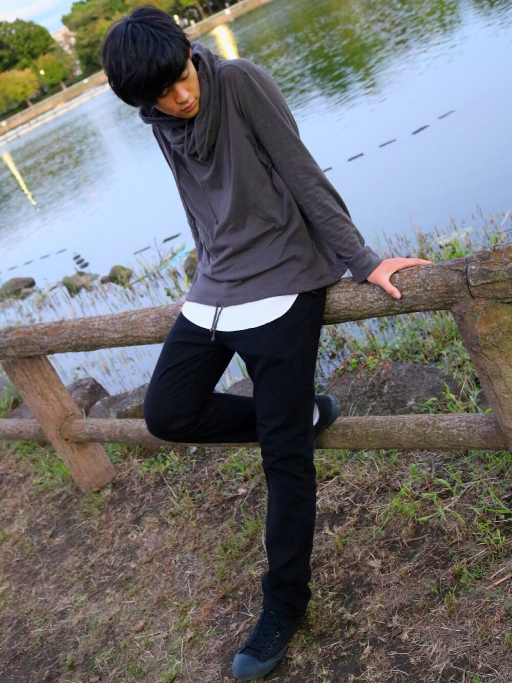 「スキニー、アンドゥムルメステール、converse allstar、Photo by Masa」｜「Ann DEMEULEMEESTERのアイテム（パーカー、ブラック系）」を使った、なおさん（メンズ・168cm）の秋コーディネートの1枚目の写真