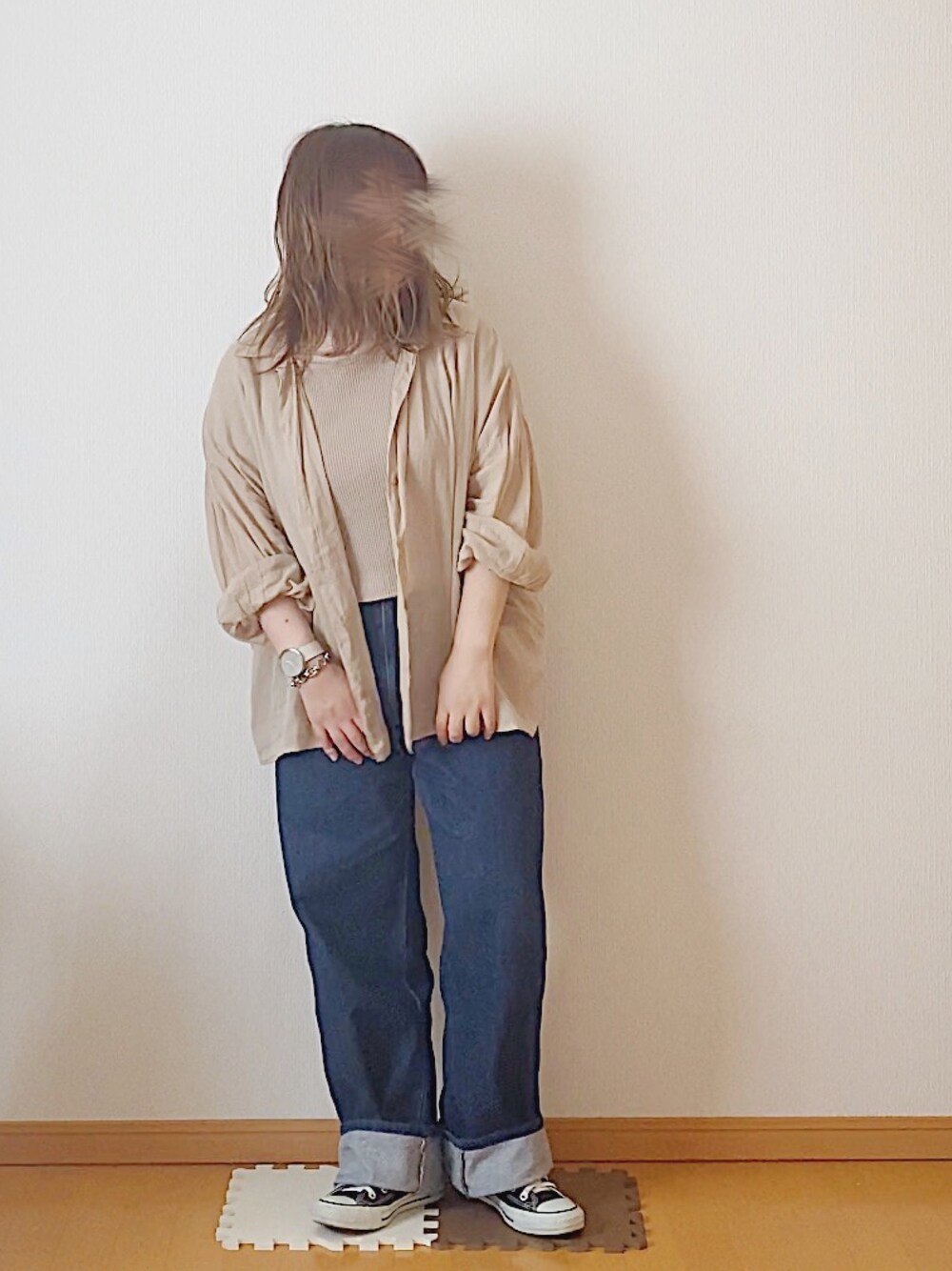 ベージュ系のTシャツ/カットソー、ベージュ系のシャツ/ブラウス、ブルー系のデニムパンツを着用したレディースの夏コーディネートの1枚目の写真