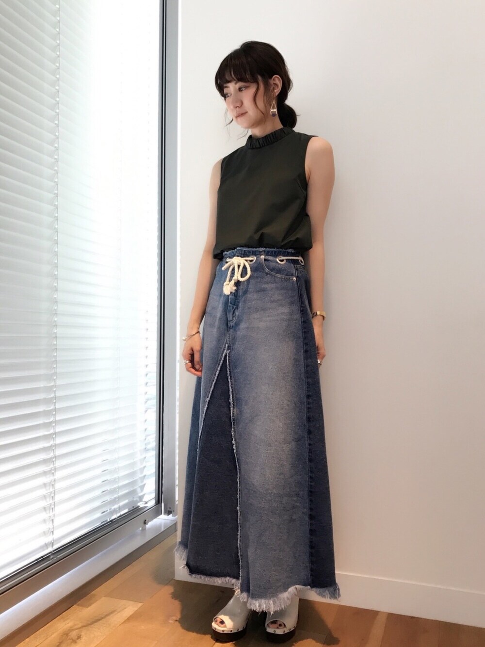 「デニム、カジュアル、デニムスカート、サンダル、大人コーデ、春コーデ、ノースリーブ、リメイクデニム、オトナカジュアル、ハレレ」｜「HAREのバックリボンシャツ(HARE)（シャツ/ブラウス、グリーン系）」を使った、inhhhan®さん（レディース・165cm）の春コーディネートの1枚目の写真