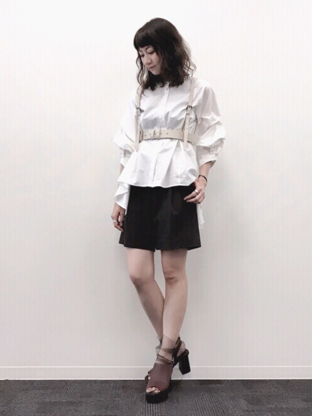 ホワイト系のTシャツ/カットソー、ブラウン系のその他パンツ、レッド系のサンダルを着用したレディースの夏コーディネートの1枚目の写真