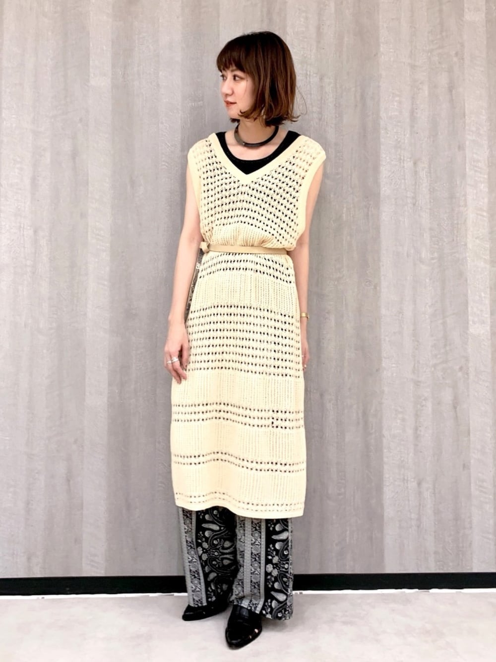 「ニット、柄パンツ、レイヤード、ニットワンピース、レイヤードスタイル、ベルト、サマーニット、カジュアルコーデ、オトナカジュアル、ハレレ」｜「HAREの7Gスカシガラニットワンピース(HARE)（ワンピース、ベージュ系）」を使った、inhhhan®さん（レディース・165cm）の夏コーディネートの1枚目の写真