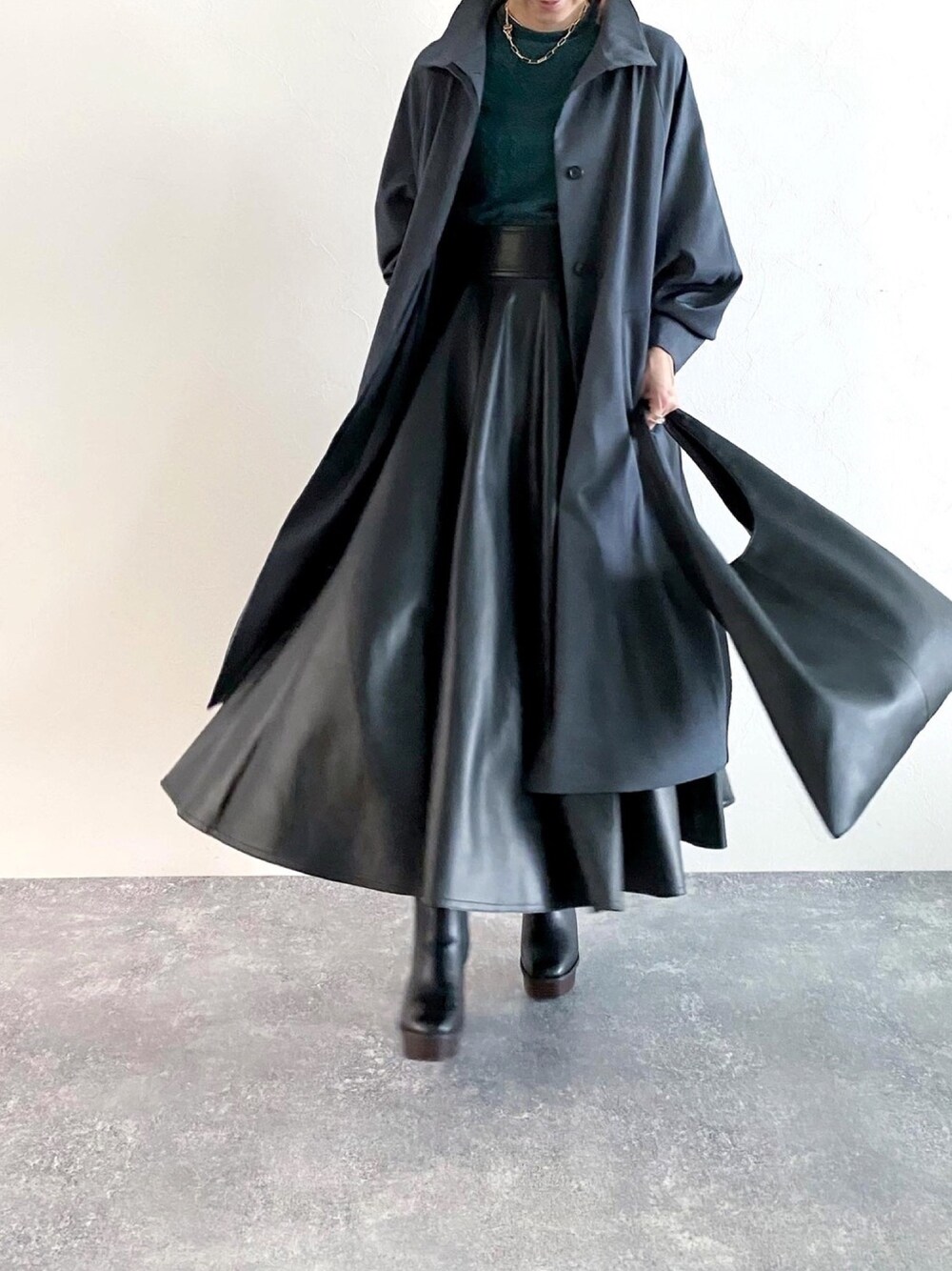 ブラック系のスカート、グリーン系のTシャツ/カットソー、ブラック系のトートバッグを着用したレディースの夏コーディネートの1枚目の写真