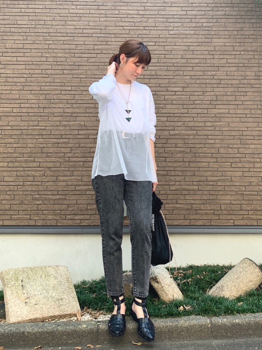 「デニム、秋のコーデ、モノトーン、きれいめカジュアル、パンツスタイル、シンプルコーデ、エコバッグ、モノトーンコーデ、ハレレ、秋服準備はじめました」｜「HAREのリバーシブルチュールＴ/LS(HARE)（Tシャツ/カットソー、ホワイト系）」を使った、inhhhan®さん（レディース・165cm）の夏コーディネートの1枚目の写真
